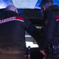 Tentano di rubargli l'auto, prende la pistola e spara: ladri in fuga