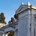 Cimitero, il Comune: «Mancanza totale di disponibilità di cassettoni»