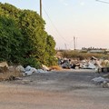 Rifiuti abbandonati davanti all’ingresso del cimitero, la segnalazione di un cittadino molfettese