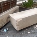 Atto vandalico a Corso Umberto: danneggiata una panchina in pietra