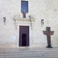 La Croce di Sua Santità eccezionalmente posizionata presso la Chiesa dei Cappuccini