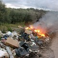 Il fuoco per  "cancellare " i rifiuti abbandonati su via Ruvo