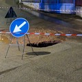 Buca profonda in Via Sibilla Aleramo: strada chiusa al traffico