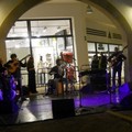 Buon vino, musica e artisti di strada all’Outlet