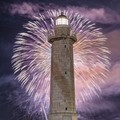 Il faro di Molfetta e i fuochi d'artificio. Scatto mozzafiato di Giuseppe Facchini