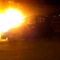 Auto in fiamme. Ancora