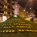 Fiori e parole sul monumento in Piazza Garibaldi per ricordare don Tonino