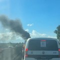 Traffico bloccato tra Giovinazzo e Molfetta, veicolo in fiamme