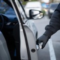 Si distrae in auto e viene derubato del proprio borsello in via Enrico De Nicola