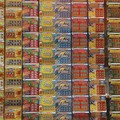 Alla ricerca di gratta e vinci, rovistano nell'immondizia dei commercianti e poi l'abbandonano
