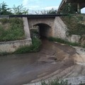 Si versano gli scarichi fognari, impercorribile stradina in zona Asi