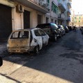 Due auto distrutte e danni al palazzo: notte di fiamme in via Panunzio