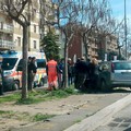 Via Achille Salvucci: auto fuori strada, finisce contro un albero