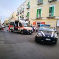 Donna cade per strada e non si rialza. Paura in Via Baccarini