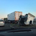 Terribile incidente sulla 16 bis: mezzi sulla carreggiata, traffico in tilt - LE FOTO