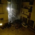 Un boato, poi il fumo e le fiamme: la notte di fuoco in via San Carlo - IL VIDEO