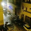 Cinque auto avvolte dalle fiamme. Paura in via San Carlo