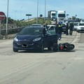 Motociclista finisce contro un'auto. Attimi di paura nella zona industriale