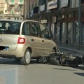 Un'auto e una moto si scontrano. Mattinata di paura in pieno centro