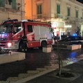 Calcinacci via da palazzo. Polizia e Vigili del Fuoco a Corso Umberto