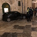 Auto contro il portone di un palazzo in Piazza Domenico Picca a Molfetta