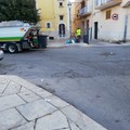 Caccia agli zozzoni aprendo le buste abbandonate: a Piazza Paradiso in azione l'ASM