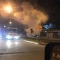 Incendio a Molfetta, paura in serata: una Opel Insignia avvolta dalle fiamme