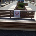 No assembramenti, stop alle sedute sulle panchine di Corso Umberto