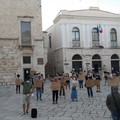 A Molfetta BlackLivesMatter: le immagini del flashmob in Piazza Municipio