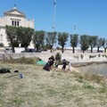 Al Rione Madonna dei Martiri frati e residenti puliscono il litorale