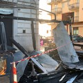 Incendio in piazza Garibaldi, distrutto il dehor del bar Style