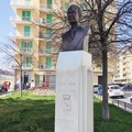 Ripulito il busto di Aldo Moro a Molfetta. Era usurato dalle intemperie