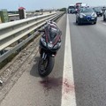 Sbanda con la moto e finisce fuori strada: centauro in codice rosso