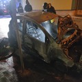 Divampa un incendio in piena notte, distrutta una Peugeot 107