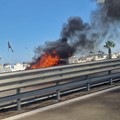 Auto in fiamme sulla SS16 bis all'altezza della zona industriale di Molfetta