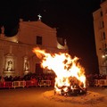 Festa di san Corrado, acceso il grande falò su Corso Dante