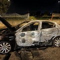 Tornano gli incendi a Molfetta: brucia un'auto in via dei Salesiani