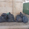 A Molfetta, nei pressi di via D'Azeglio, spuntano sacchi neri per i rifiuti