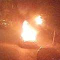 Auto in fiamme nella notte su Viale Papa Giovanni Paolo II