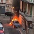Panico in via Lamarmora, auto in sosta prende fuoco all'improvviso