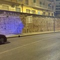 Trovato per la strada in fin di vita, il corpo vicino al suo scooter