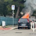 Auto a fuoco davanti alla scuola primaria Scardigno