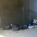 Rifiuti di ogni genere sotto il ponte della strada statale 16 bis