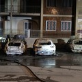 Inferno di fuoco in via Amato: quattro veicoli in fiamme, danni ingenti