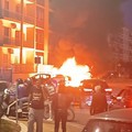 Inferno di fuoco in via Amato: tre auto in fiamme
