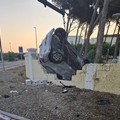 Salta la rotatoria sulla Molfetta-Terlizzi e si schianta contro un muro