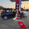 Si schianta contro la pompa di carburanti sradicando la colonnina