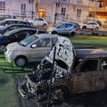 Parte il rogo e si estende nell'atrio della rivendita di auto