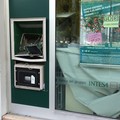 Fanno saltare il bancomat, ma scappano a mani vuote