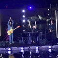 Battiti Live, magia a Molfetta: Giuliano Sangiorgi canta  "Estate " dal mare